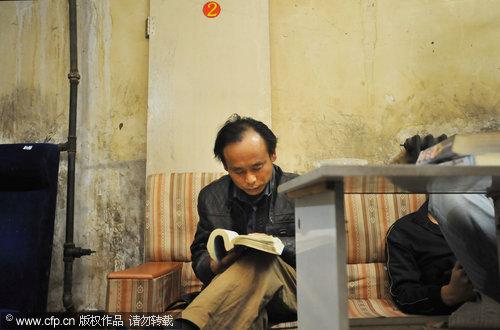 Bookstore for migrant workers thrives in Urumqi