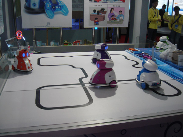 Robots take over China hi-tech fair