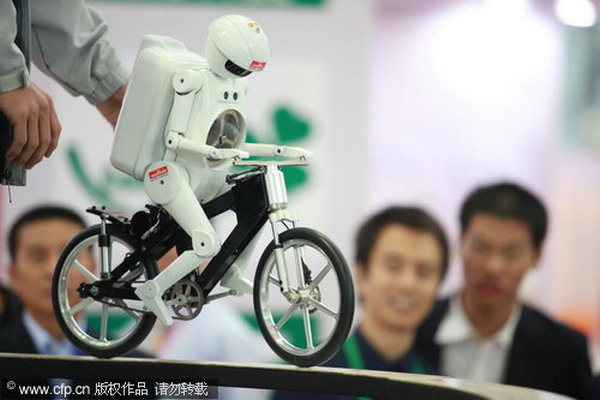 Robotic Murata Boy cycles into Hi-Tech fair