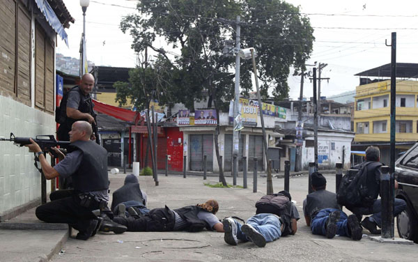 Rio cops use armor to raid slum where gang based