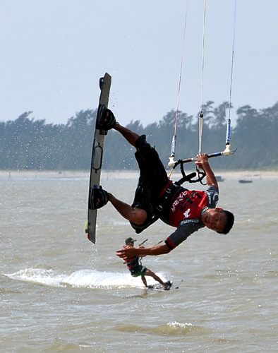 Kite surfers ride the waves in S China