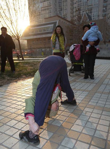 Chinese octogenarian exercises flexibly