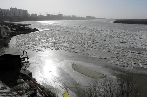 Floating ice brings danger for North China city