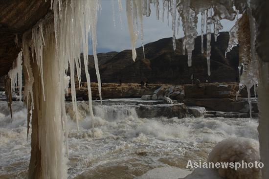 Waterfall icicles reveal Hukou's beauty