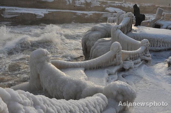 Waterfall icicles reveal Hukou's beauty