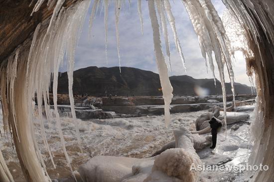 Waterfall icicles reveal Hukou's beauty