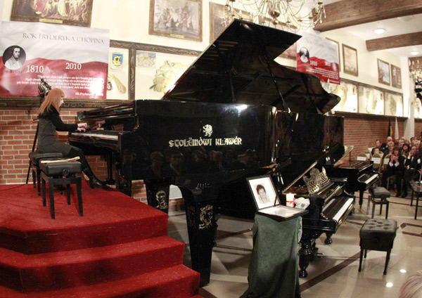 Biggest piano to mark end of Chopin Year