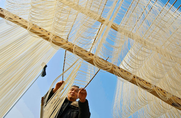 Noodle makers compete in E China