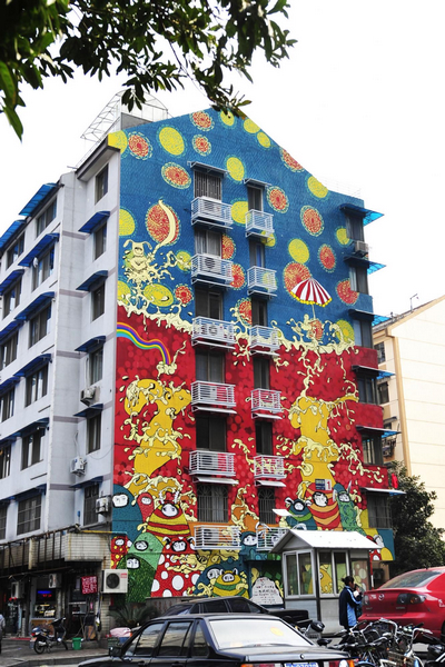 Building in E China boasts 'nervous' murals