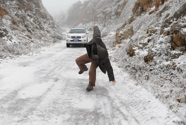 Cold snap sweeps China, traffic at a standstill