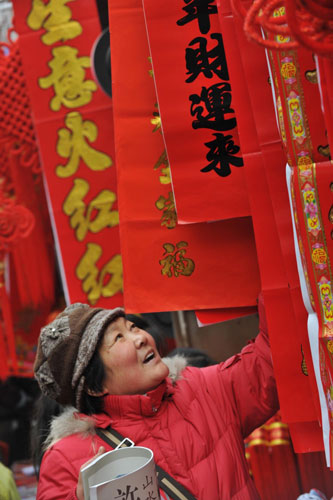 A sea of red fills Spring Festival markets