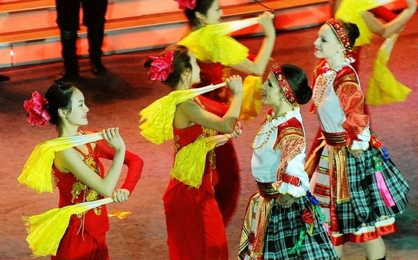 Chinese, Russian dancers perform to greet Spring Festival