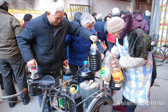 Locals queue from 3 am for soy sauce