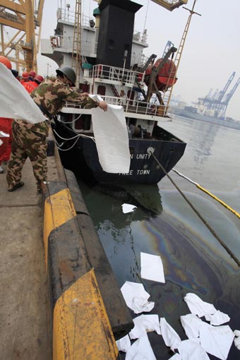 Oil spill after cargo ship tilts in Dalian