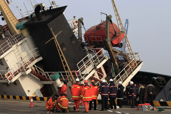 Oil spill after cargo ship tilts in Dalian