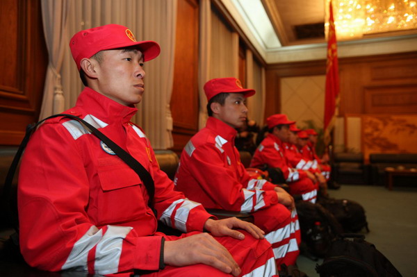 Chinese rescue team leaves for Japan