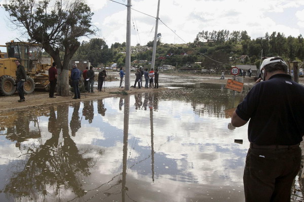 Tsunami causes floods in S America