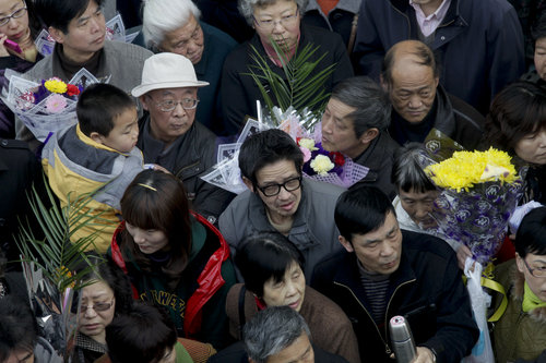 Grave sites come alive for Qingming Festival