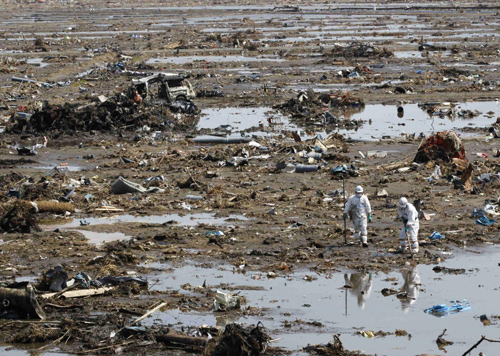 Troops launch new search for Japan tsunami dead