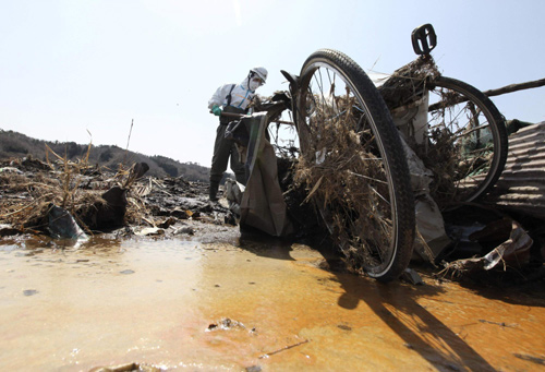 Troops launch new search for Japan tsunami dead