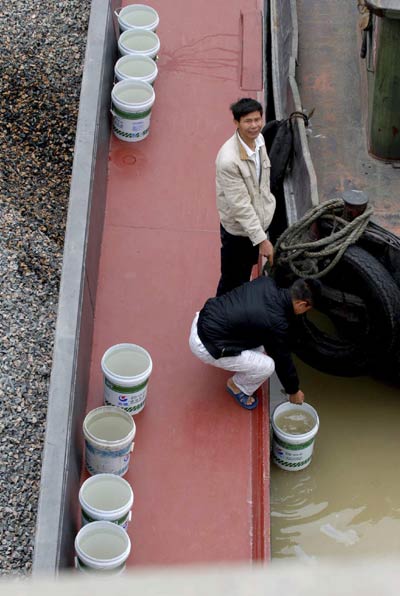 Water gridlock in E China as 700 boats grounded