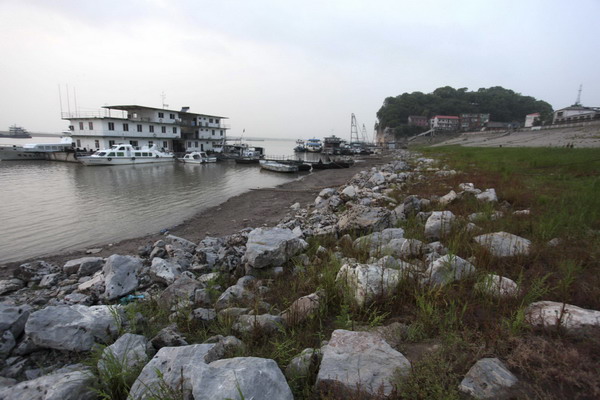 Lake in E China dry after less rain