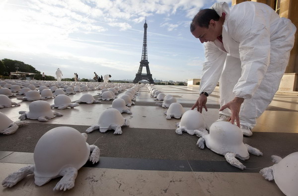 Helmets exhibition in Paris marks the end of WWII