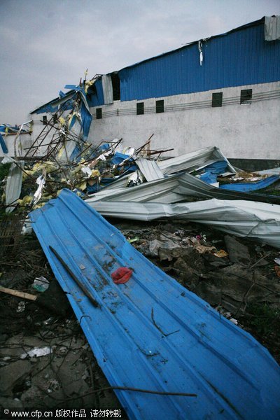 Storm kills 4 , injures 17 in S China