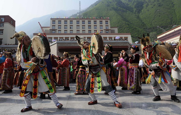 Quake victims stage a gratitude parade