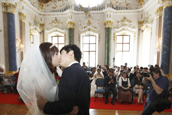 Chinese newlyweds tour German town