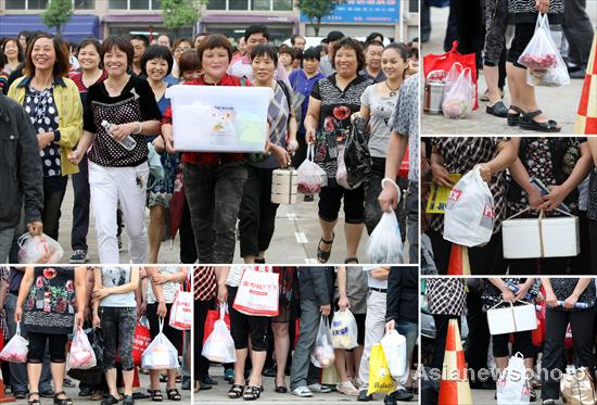 Parents deliver meals to <EM>Gaokao</EM> students