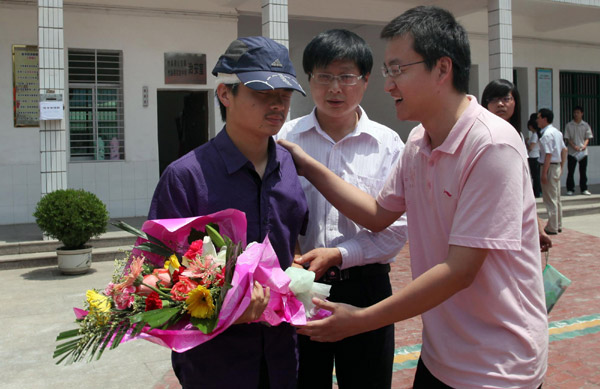 Injured student sits for <EM>Gaokao</EM> after car crash