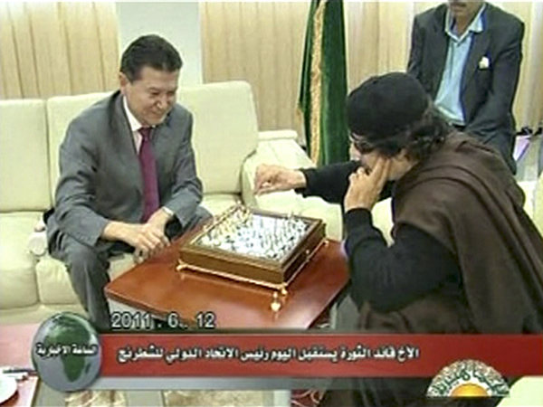 Gadhafi plays chess with int'l chess federation president