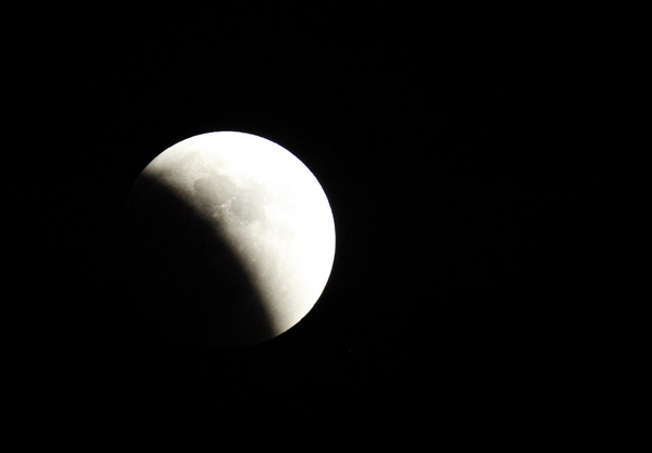 Total lunar eclipse turns the moon red