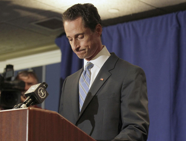 US Rep. Weiner resigns in lewd photo scandal