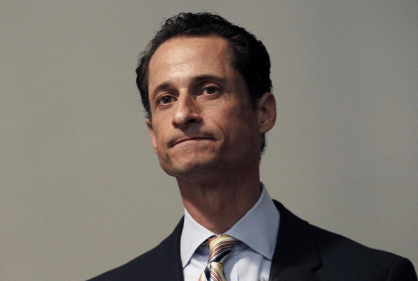 US Rep. Weiner resigns in lewd photo scandal