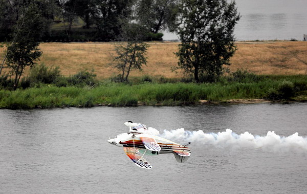 Pilot killed in acrobatic plane crash