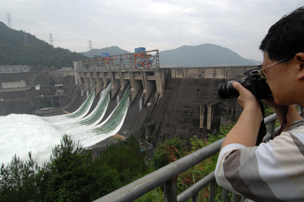 Swelling reservoir lets flood water go