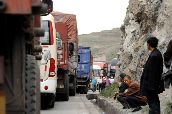 Toll booths blamed in 3-km traffic jam