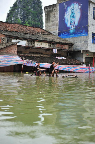 2,600 stranded by floods in S China county