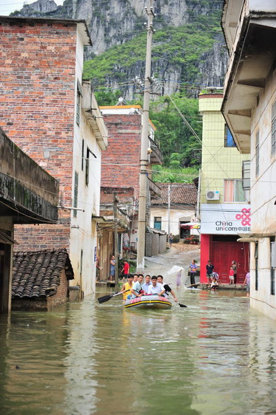 2,600 stranded by floods in S China county