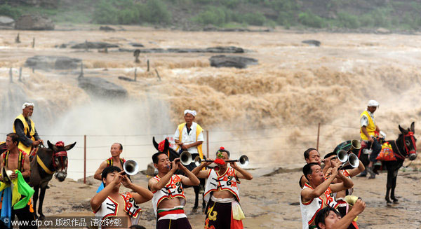 Blasting sand out of the Yellow River