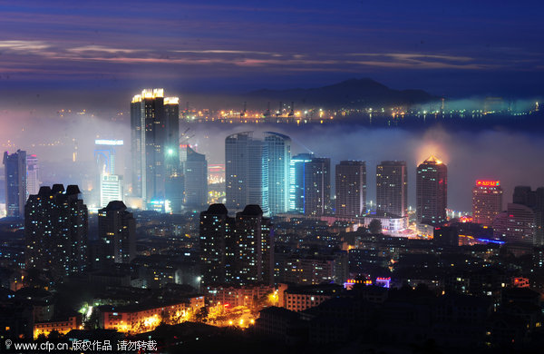 Spectacular sunset as fog shrouds E China city