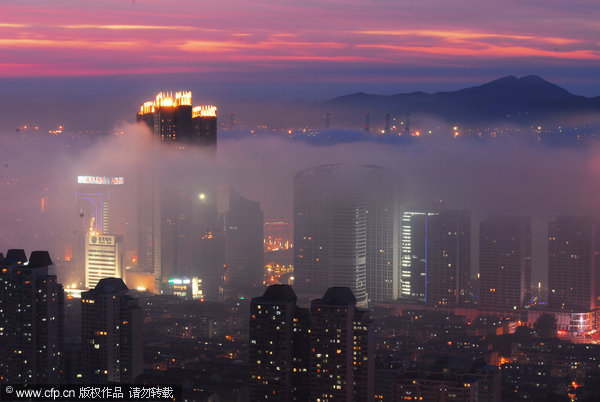 Spectacular sunset as fog shrouds E China city