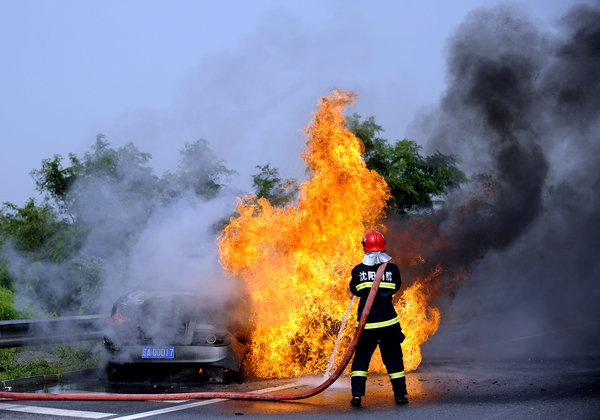 Car burns spontaneously in NE China