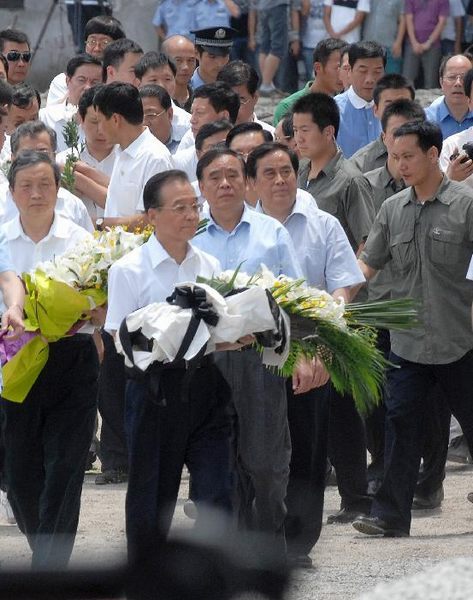 Premier Wen mourns victims of train crash[1]- Chinadaily.com.cn