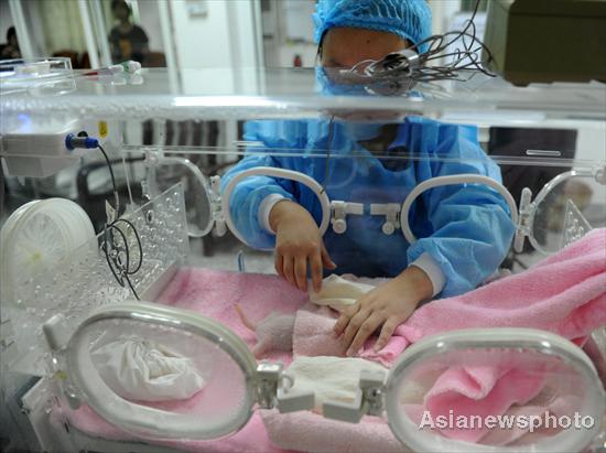 Panda cub makes debut in SW China