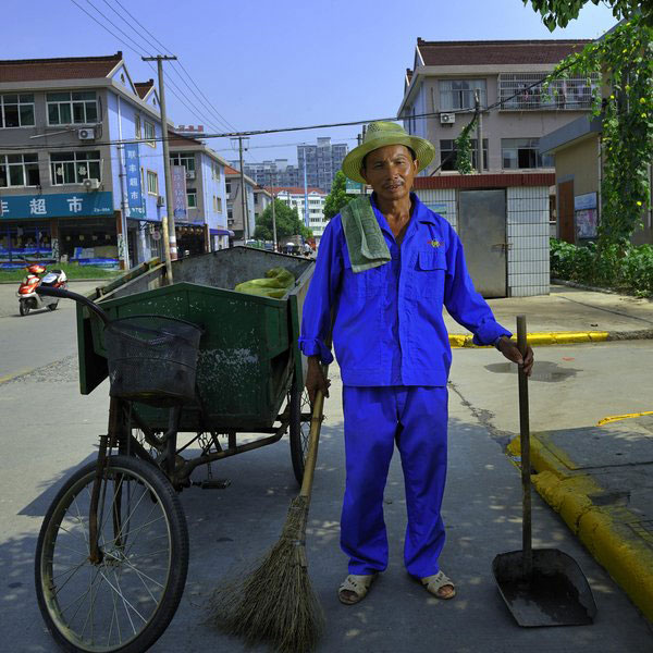 Workers slog away in hot, hard conditions