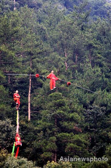 Henan acrobats' sky-high performance