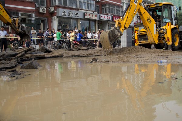 Burst water pipe floods Beijing street